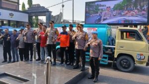 Polres Lamongan Distribusikan 15 Truk Air Bersih Kepada Masyarakat