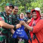 Kodim 0504/Jakarta Selatan Distribusikan Sembako Dalam Rangka HUT TNI Ke 79