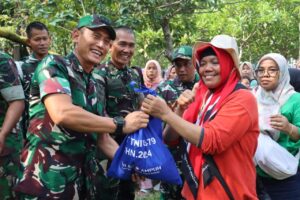 Kodim 0504/Jakarta Selatan Distribusikan Sembako Dalam Rangka HUT TNI Ke 79