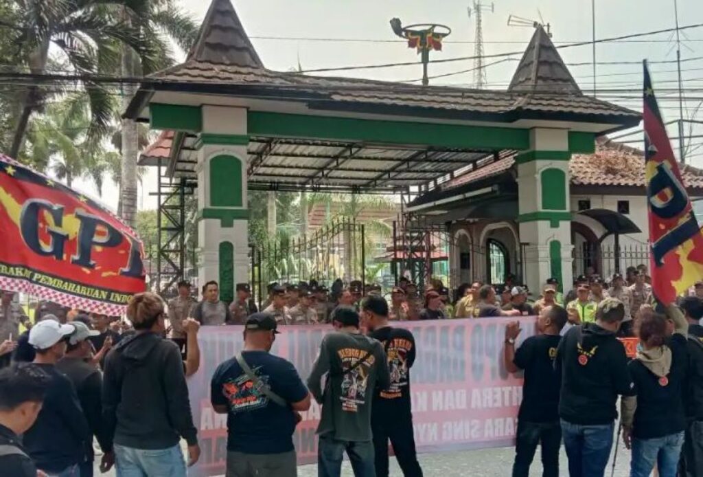 Puluhan Masa GPI Geruduk Pendopo Kabupaten Blitar