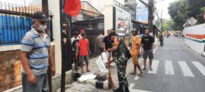 Babinsa Koramil 02/Sawah Besar Dan Sudin Tata Air Laksanakan Grebek Lumpur