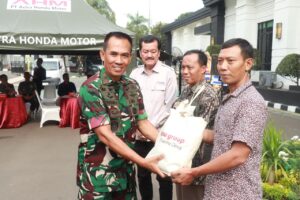 Peringati HUT Ke-79 TNI Dan HUT Ke-55 PT. Dexa Group, Korem 051/Wkt Gelar Bakti Sosial dan Pengobatan Umum