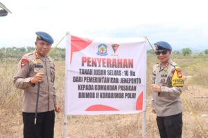 Penyerahan Sertifikat Tanah dari Pemda Jeneponto ke Komandan Pasukan Brimob II Korbrimob Polri