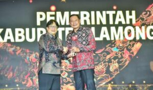 Turunkan Angka Stunting Lamongan Pak Yes Terima Penghargaan Dari CNN