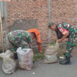 Warga, PPSU Bersama Babinsa Pondok Kelapa Bersihkan Sampah Lingkungan