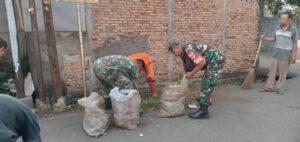 Warga, PPSU Bersama Babinsa Pondok Kelapa Bersihkan Sampah Lingkungan