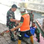 Babinsa Koramil 02/Matraman, Warga dan Petugas UPS Membersihkan Sampah di sepanjang Kali