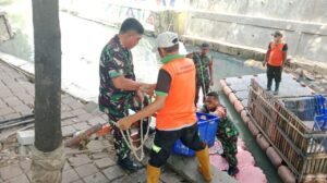 Babinsa Koramil 02/Matraman, Warga dan Petugas UPS Membersihkan Sampah di sepanjang Kali