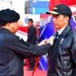 Panglima TNI H Agus Subianto SE MSi Sematkan Brevet Kehormatan Hiu Kencana Kepada Presiden Joko Widodo