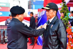 Panglima TNI H Agus Subianto SE MSi Sematkan Brevet Kehormatan Hiu Kencana Kepada Presiden Joko Widodo