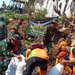 Semarakkan HUT TNI Ke-79: Sinergi TNI, Warga dan Dinas UPK Air Lingkungan Hidup Bersihkan Bentaran Sungai Ciliwung
