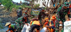 Semarakkan HUT TNI Ke-79: Sinergi TNI, Warga dan Dinas UPK Air Lingkungan Hidup Bersihkan Bentaran Sungai Ciliwung