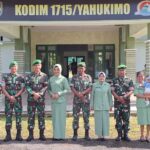 Dandim 1715/Yahukimo Selenggarakan Upacara Kenaikan Pangkat Anggota Kodim 1715/Yahukimo