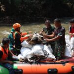 Aksi Bersih-Bersih Ciliwung Kodim 0504/Jakarta Selatan, Dalam Rangka HUT Ke-79 TNI
