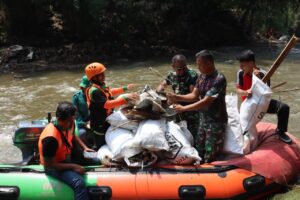 Aksi Bersih-Bersih Ciliwung Kodim 0504/Jakarta Selatan, Dalam Rangka HUT Ke-79 TNI