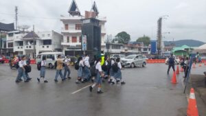 Walau Diguyur Hujan, Polantas dan Dishub Toba Tetap Semangat Gatur Arus Lalu Lintas