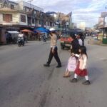 Polisi Memberikan Kelancaran Arus Lalu Lintas Di Jalan Raya