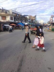 Polisi Memberikan Kelancaran Arus Lalu Lintas Di Jalan Raya