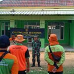 HUT TNI ke 79 TNI, Koramil 01/Jatinegara Bersih-bersih Ciliwung