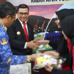 Sukses Selenggarakan Ski Air, Pjs Bupati Toba Agustinus Panjaitan Terima Cinderamata dari Panitia PON XXI