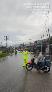 Tak Kenal Cuaca, Polwan Satlantas Polres Lakukan Gatur Pagi Hari Meskipun Turun Hujan