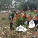 Bersih-bersih Ciliwung oleh Koramil Jatinegara Sambut HUT TNI ke 79