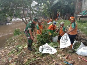 Bersih-bersih Ciliwung oleh Koramil Jatinegara Sambut HUT TNI ke 79