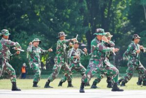 Aksi Ratusan Babinsa Kodim 0813 Jelang Perayaan Puncak HUT TNI ke- 79 di Alun-alun Bojonegoro