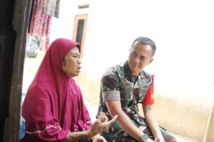 Haru Bahagia Bu Hesni, Penerima Manfaat Rutilahu TMMD 122 Saat Dikunjungi Dandim 0507/Bekasi