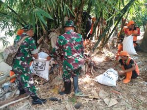 Sambut HUT TNI ke 79, Kodim 0505/JT Giat Bersih-Bersih Ciliwung