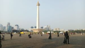 Dandim 0501/JP Pimpin 2000 Prajurit Serbuan Sampah Pasca HUT TNI Ke-79 di Monas