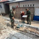 Lanjutkan Pengerjaan, Satgas TMMD 122 Dibantu Warga Lakukan Pemasangan Hebel Tembok Rutilahu