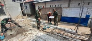 Lanjutkan Pengerjaan, Satgas TMMD 122 Dibantu Warga Lakukan Pemasangan Hebel Tembok Rutilahu