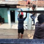 Semangat Kebersamaan Warga Bersama Personil Satgas TMMD 122, Lakukan Pembongkaran Rumah Rutilahu