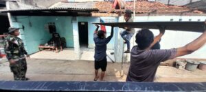 Semangat Kebersamaan Warga Bersama Personil Satgas TMMD 122, Lakukan Pembongkaran Rumah Rutilahu