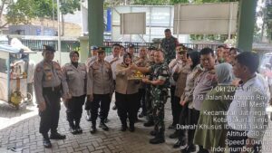 Kapolsek Jatinegara Berikan Surprise Ucapan Dirgahayu TNI ke 79 ke Koramil 01/Jatinegara