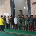 Selain Bertugas, Satgas TMMD 122 Kodim 0507/Bekasi Pererat Silaturahmi dengan Salat Berjamaah Bersama Warga
