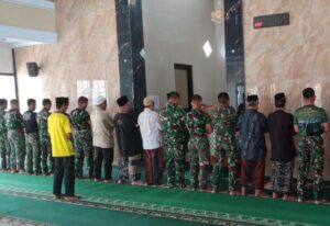 Selain Bertugas, Satgas TMMD 122 Kodim 0507/Bekasi Pererat Silaturahmi dengan Salat Berjamaah Bersama Warga