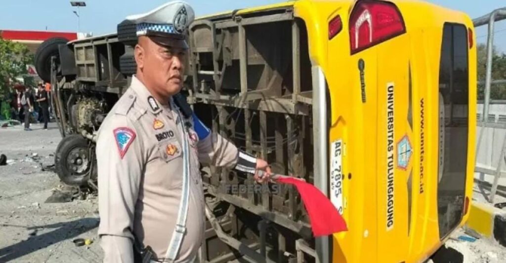 Rem Blong, Bus Rombongan Guru SMAN Kedungwaru Tulungagung Terguling