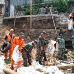 Semarakkan HUT ke 79 TNI, Kodim 0505/JT, Giat Bersih-bersih Sungai Ciliwung