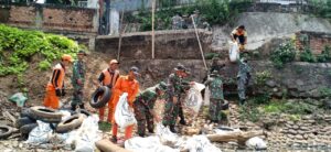 Semarakkan HUT ke 79 TNI, Kodim 0505/JT, Giat Bersih-bersih Sungai Ciliwung