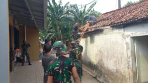 Terik Matahari Tak Jadi Penghalang, Tim Satgas TMMD 122 Lanjutkan Pembongkaran Rutilahu