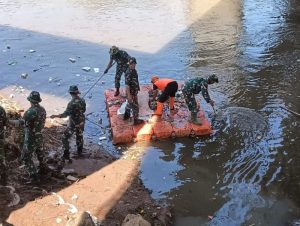 Bantaran Sungai Ciliwung RW 01 Balekambang Jadi Sasaran Karya Bakti Koramil Kramatjati