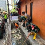 Danramil 08/Johar Baru Pimpin Karya Bakti Pembersihan Selokan Dalam Rangka HUT TNI Ke-79