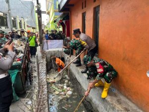 Danramil 08/Johar Baru Pimpin Karya Bakti Pembersihan Selokan Dalam Rangka HUT TNI Ke-79