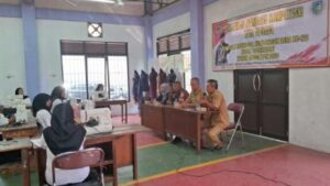 Warga Pagung Dibekali Pelatihan Menjahit dari Disnaker dan Satgas TMMD 122 Kodim 0809/Kediri