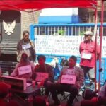 Rapat Paripur -Puran, Parlemen Jalanan ala LSM Saroja yang di gelar di depan Gedung DPRD Kota Kediri