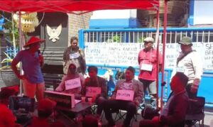Rapat Paripur -Puran, Parlemen Jalanan ala LSM Saroja yang di gelar di depan Gedung DPRD Kota Kediri