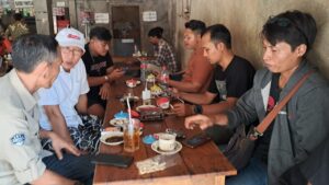 Familiar, Cabub Teguh Haryono Luangkan Waktu Ngobar Bareng Wartawan