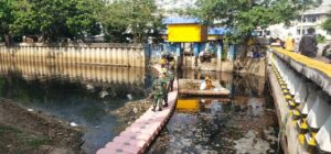 Bersinergi Bersama Tiga Pilar, Warga Dan Pemda Koramil 02/Sawah Besar Laksanakan Pembersihan Anak Kali Ciliwung